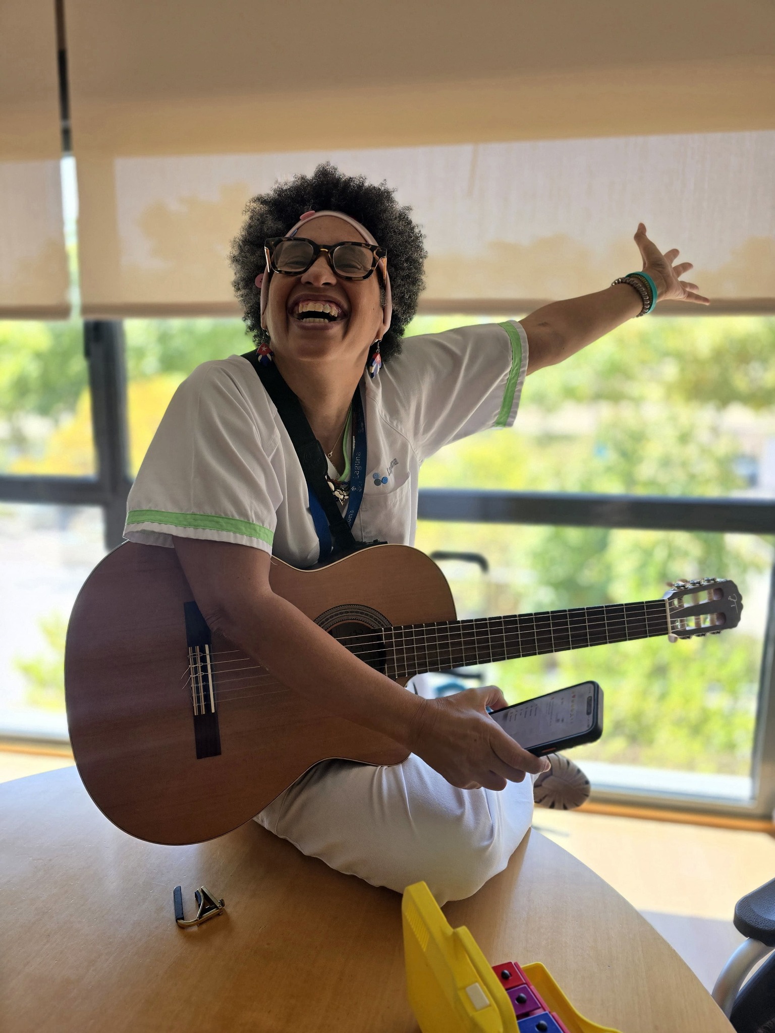 Katia Márquez con guitarra